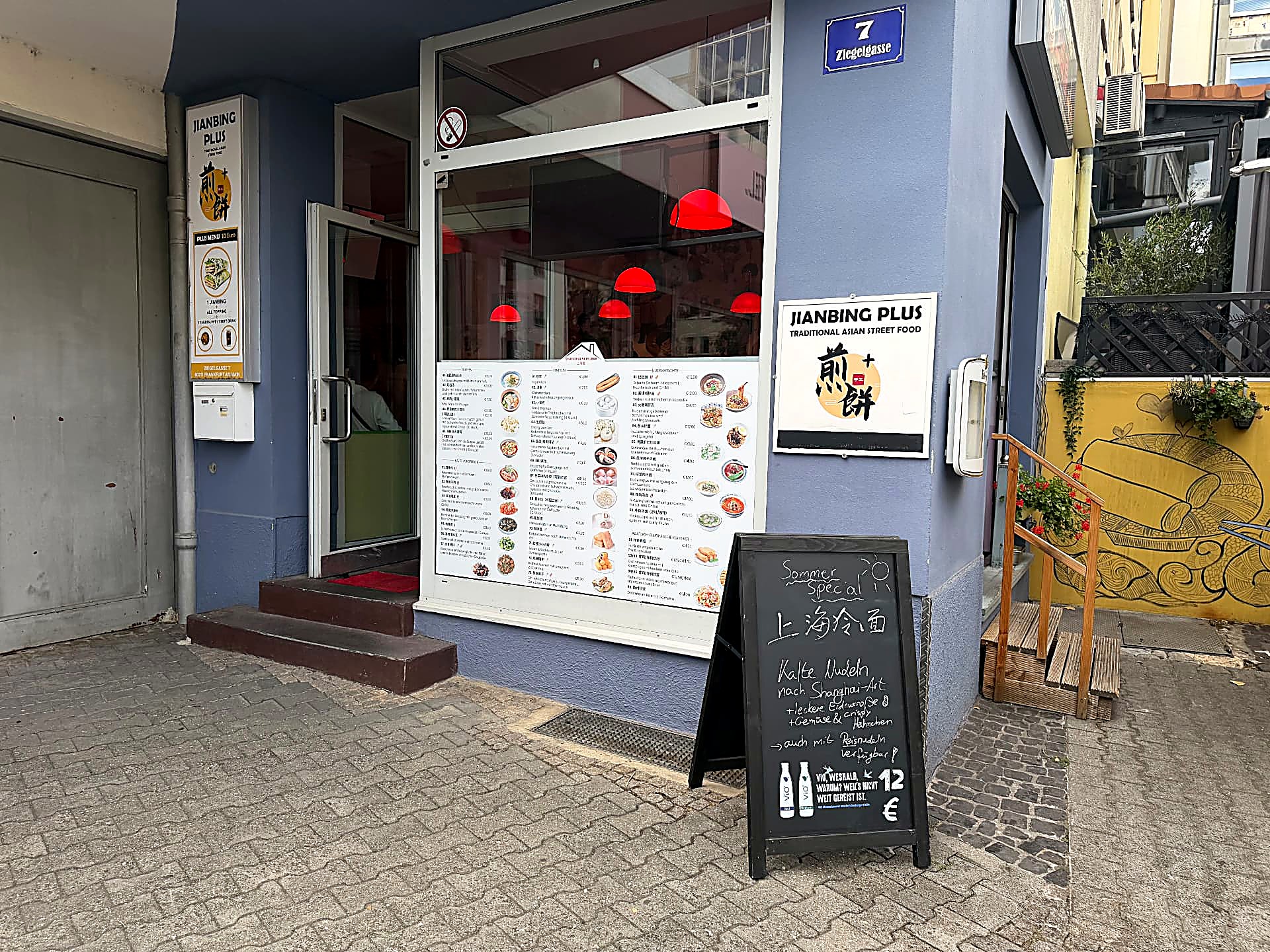 Schaufenster der Shanghai Nudelbar mit Speisekarte und Sommer-Special-Tafel